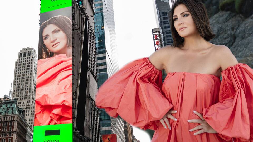 Sibel Can, New York Times Square'de!