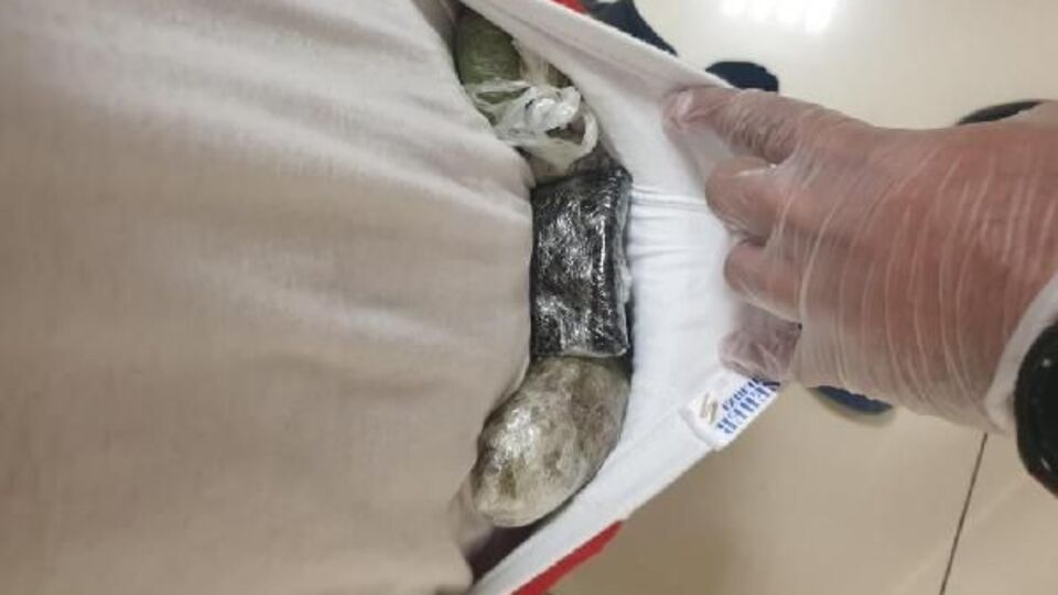 Vücuduna sardığı uyuşturucu ile yakalandı