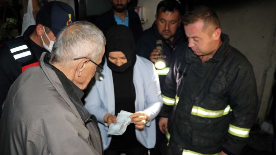Yangın yerinden çıkan para sahibine verildi