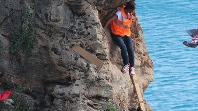 Falezlere Atatürk posteri asmaya çalıştı! Yürekler ağza geldi