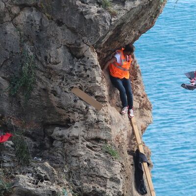 Falezlere Atatürk posteri asmaya çalıştı! Yürekler ağza geldi
