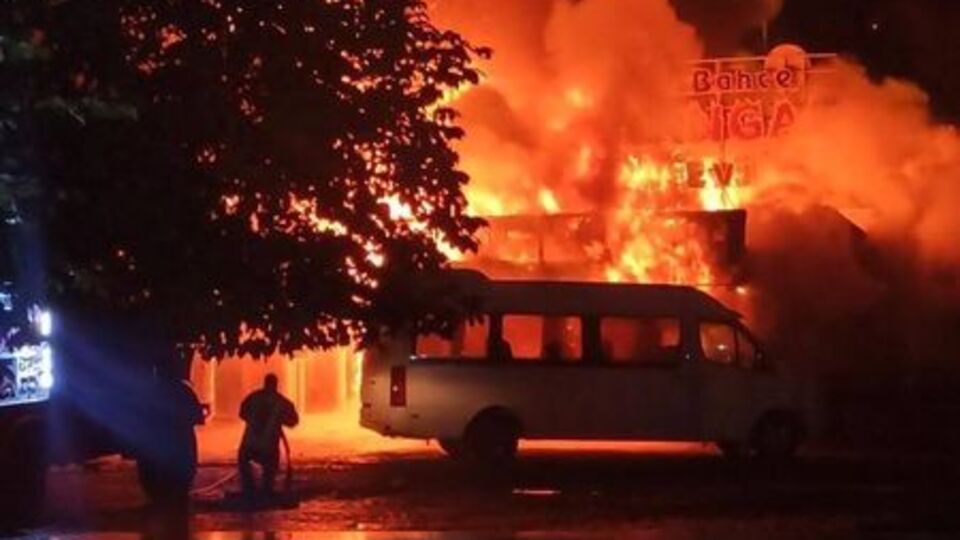 Kayseri'de 3 dükkan ve bir minibüs alev alev yandı