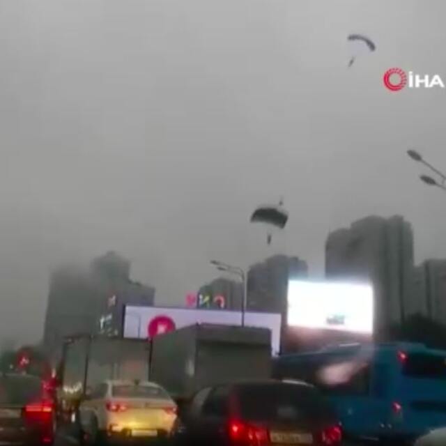 Fırtınaya yakalanan paraşütçüler caddeye indi!