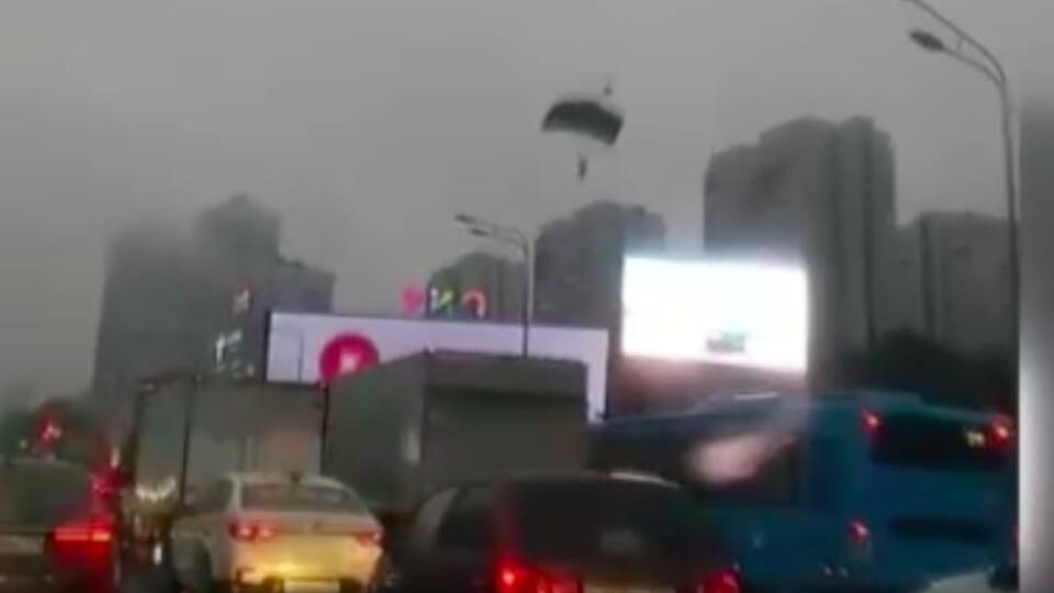 Fırtınaya yakalanan paraşütçüler caddeye indi!