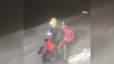 Rusya'nın en büyük dağına tırmanan dağcılar mahsur kaldı!