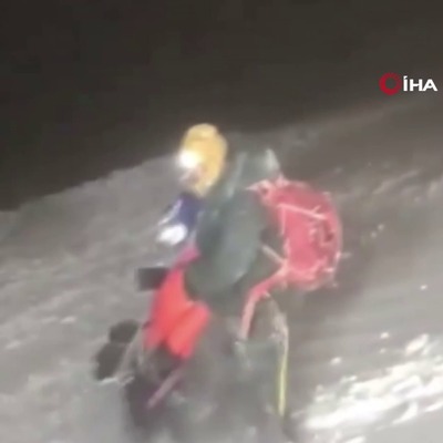 Rusya'nın en büyük dağına tırmanan dağcılar mahsur kaldı!