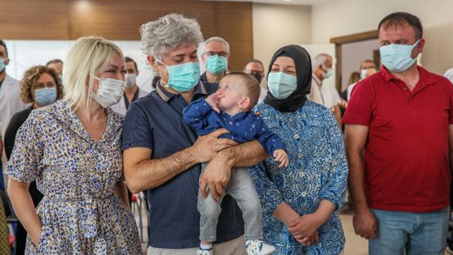 Rahim nakliyle dünyaya gelen bebek, adaşı Ömer Özkan'ın kucağında