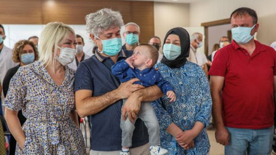 Rahim nakliyle dünyaya gelen bebek, adaşı Ömer Özkan'ın kucağında