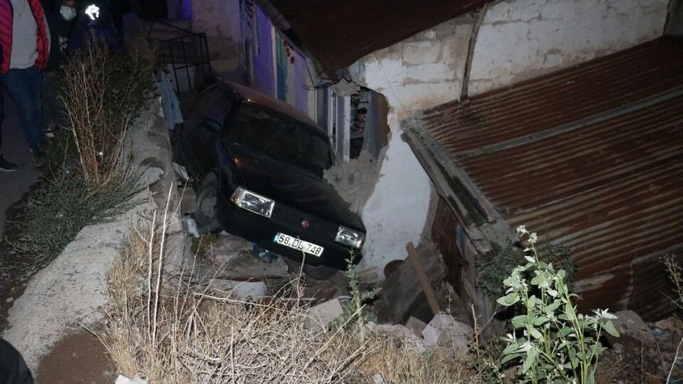 Sivas'ta araç evin bahçesine uçtu