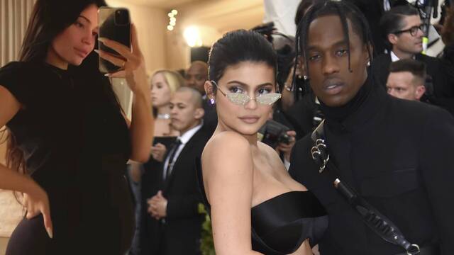 Kylie'den karnı burnunda poz