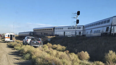 ABD'de yolcu treni raydan çıktı, en az 3 kişi öldü