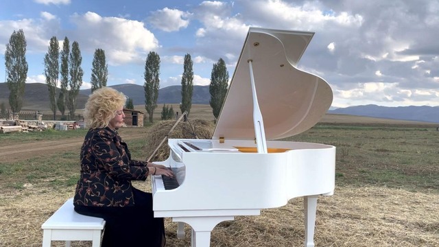Buğday sapları arasında resital