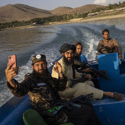 Taliban'dan selfie yasağı!