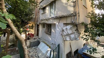 Kadıköy'de 25 yıllık binanın balkonları çöktü, mahalleli sokağa döküldü