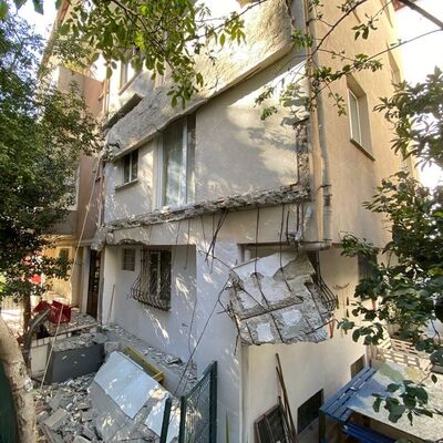 Kadıköy'de 25 yıllık binanın balkonları çöktü, mahalleli sokağa döküldü