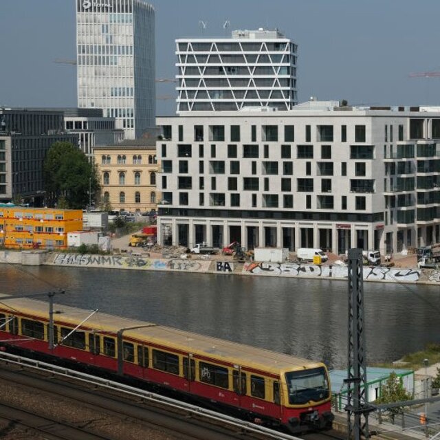 Berlin'de halk konutların kamulaştırılmasını oyluyor