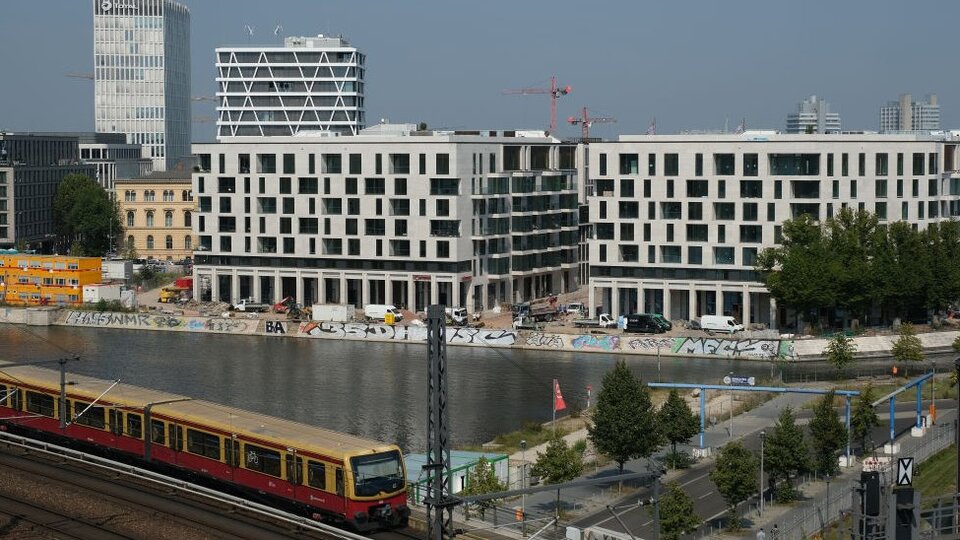 Berlin'de halk konutların kamulaştırılmasını oyluyor