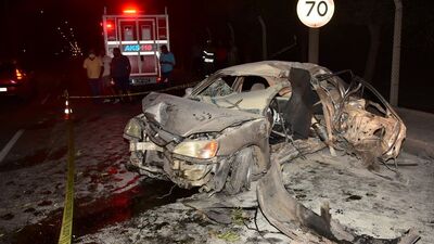 İzmir'de kaza yapan otomobil alev aldı: 1 ölü, 3 yaralı