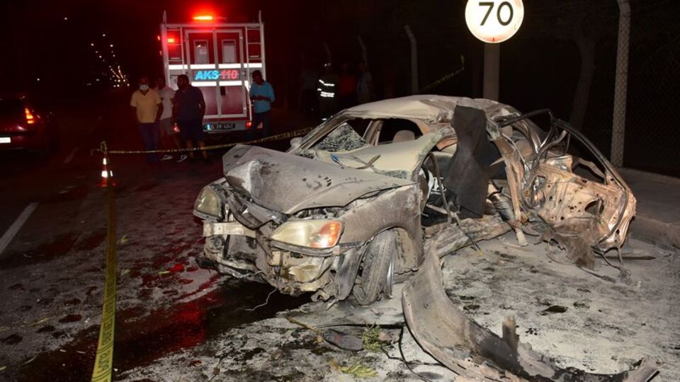 İzmir'de kaza yapan otomobil alev aldı: 1 ölü, 3 yaralı