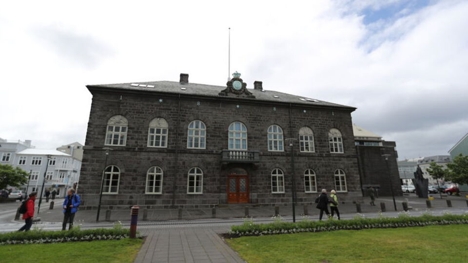 İzlanda kadın çoğunluklu tarihi parlamentoyu kaçırdı