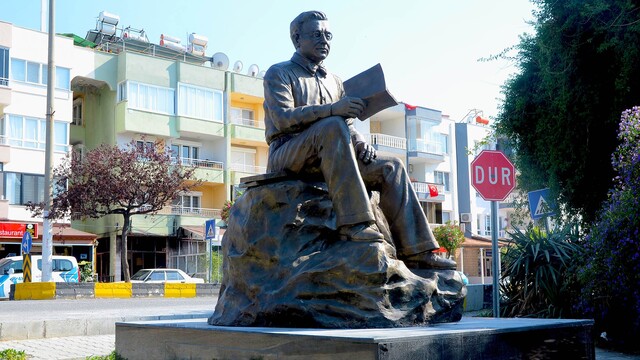 Heykeli açıldı