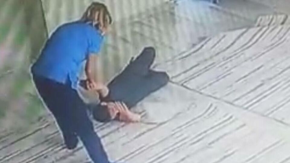 Güya kaldırmaya çalışmış! O darp görüntüleri ortaya çıktı