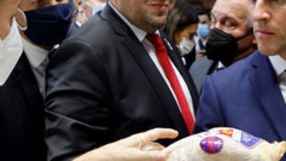 Macron'a yumurtalı saldırı!