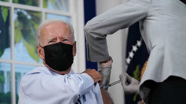 Biden canlı yayında 3. doz aşısını oldu