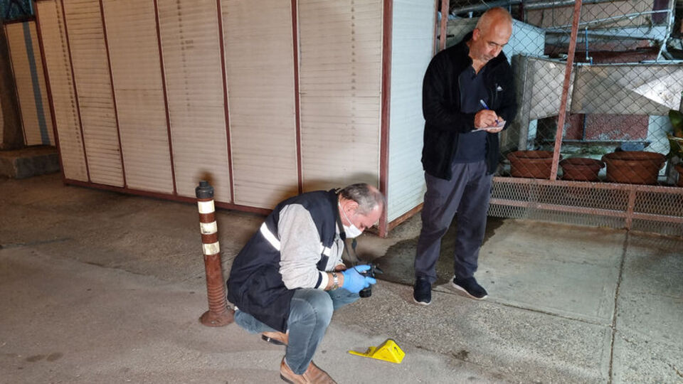 Bekçilerden kaçarken yanlışlıkla kendini vurdu!