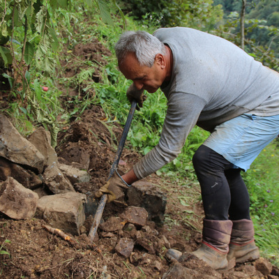 Myanmar'a gidemeyen Büyükelçi bahçede!
