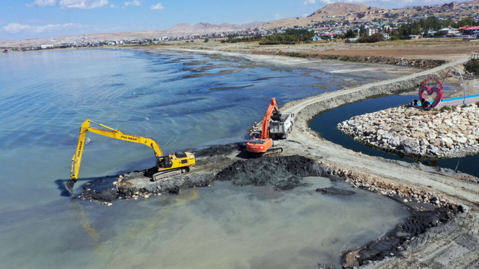 Van Gölü'nden 10 bin ton dip çamuru çıkarıldı