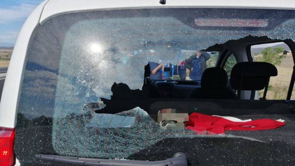 Yanlış kişi çıktı! Başından vurdu, bıçakla kontrole geldi