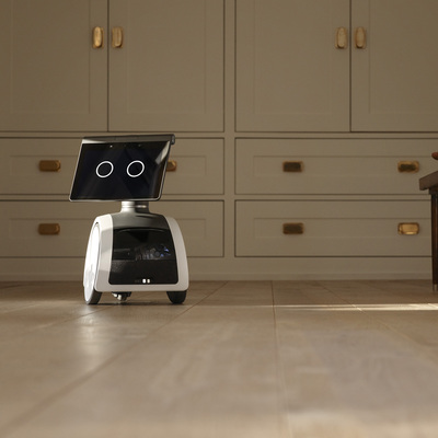 Bu robot izliyor, konuşuyor, uyarıyor!