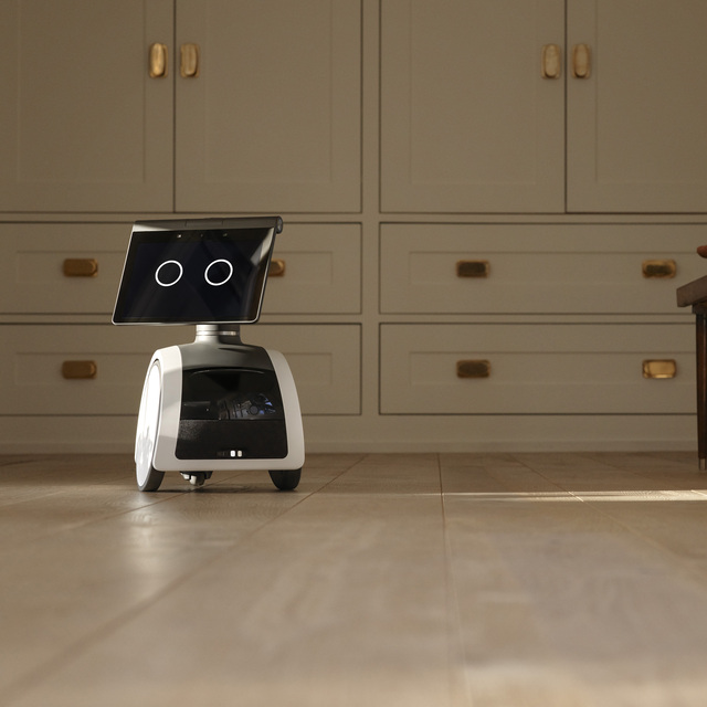 Bu robot izliyor, konuşuyor, uyarıyor!