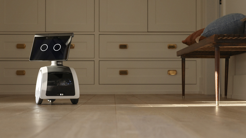 Bu robot izliyor, konuşuyor, uyarıyor!