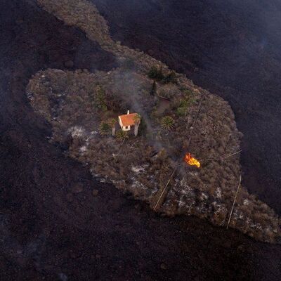'Mucize ev' lav akıntısına yenildi