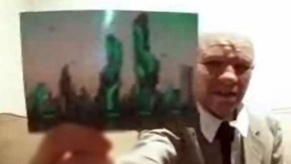 Gelecekten geldiğini iddia etti ve bu fotoğrafı gösterdi