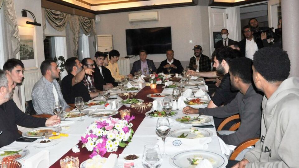 Çebi, basketbolcularla yemekte buluştu