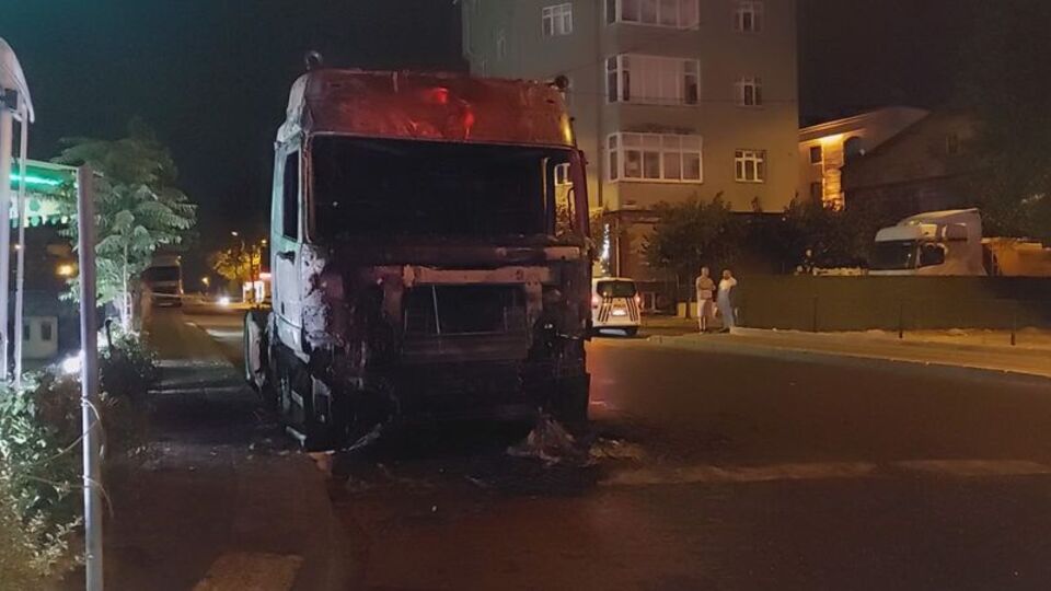 İstanbul'da park halindeki TIR yandı
