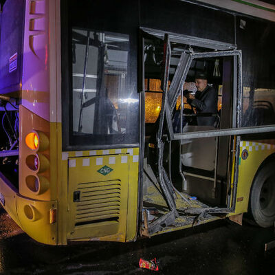 Halk otobüsüne bariyer saplandı: Yaralılar var