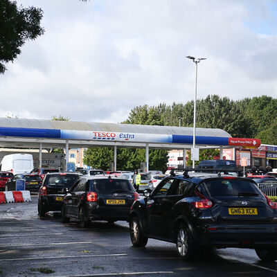 İngiltere'de akaryakıt krizi: Askerler pazartesi devrede