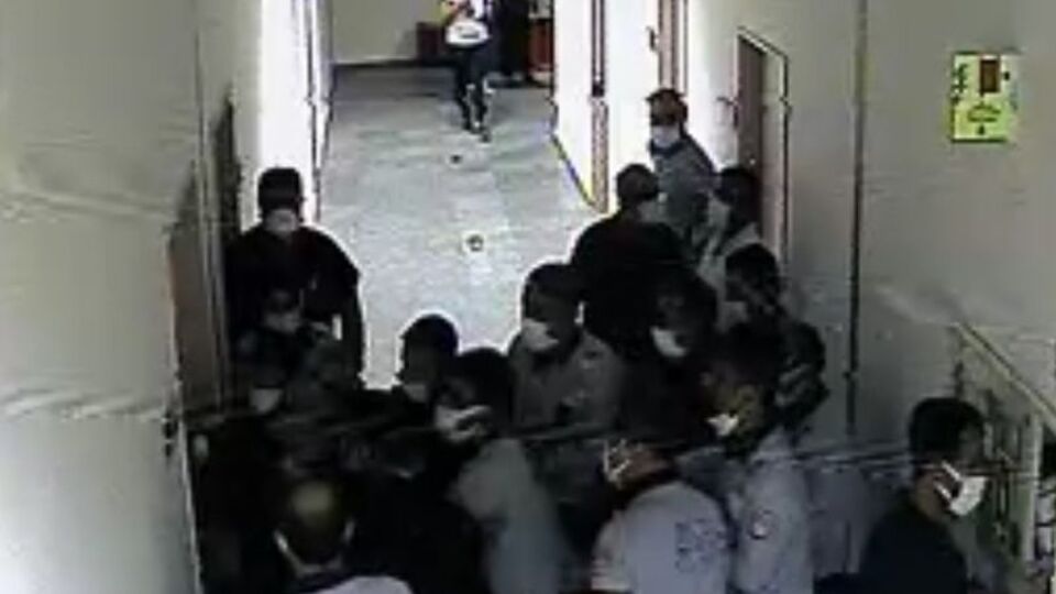 Ambulansla getirildiği hastanede 3 hemşireyi rehin aldı