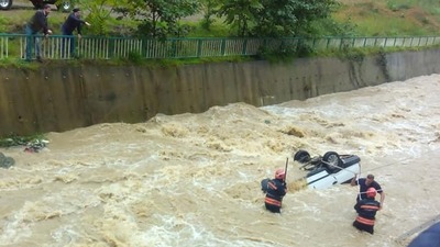 Dereye düşen araçtaki 2 kişi öldü!