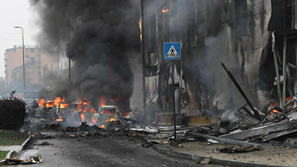 İtalya'da uçak düştü: 8 ölü