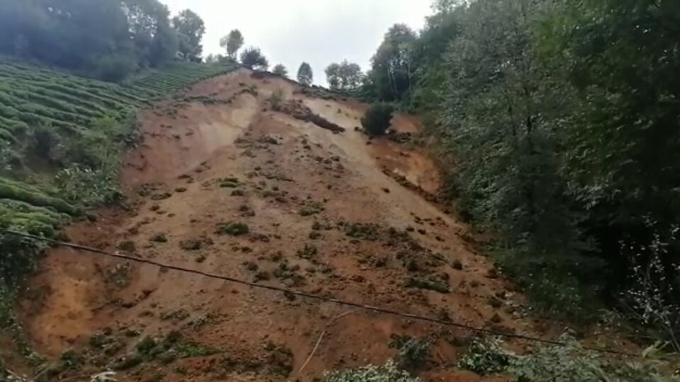 Çay bahçesinde heyelan paniği!