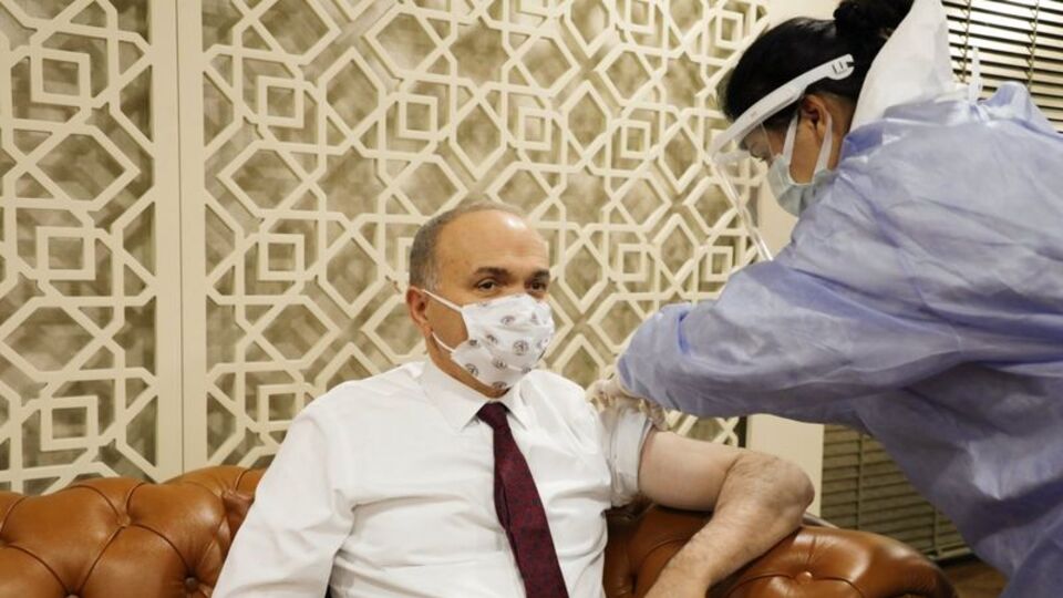 Özlü'den aşı olamayanlara sert tepki