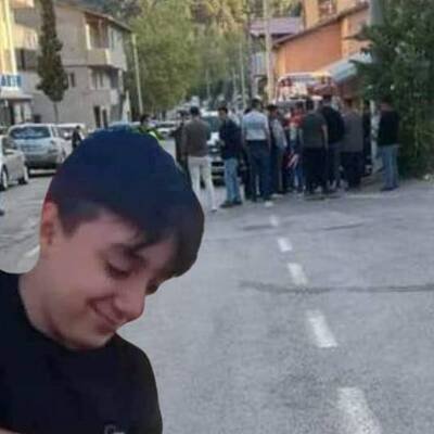 Çocuklara çarpan magandayı linçten polis kurtardı