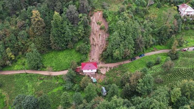 Heyelanda oturma odası toprakla doldu!