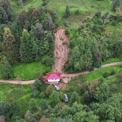 Heyelanda oturma odası toprakla doldu!