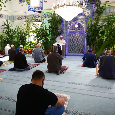İmam camiyi adeta botanik bahçesine dönüştürdü